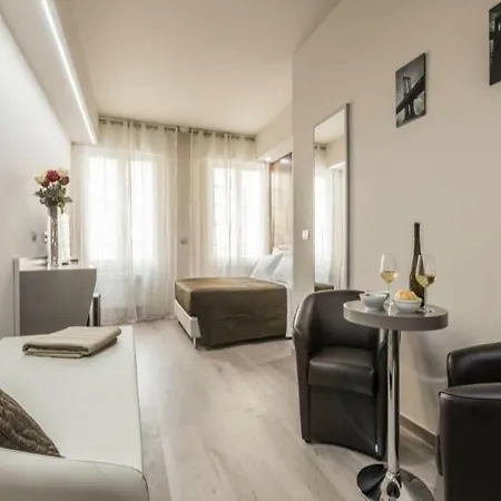Astoria Deluxe Guest house 2*